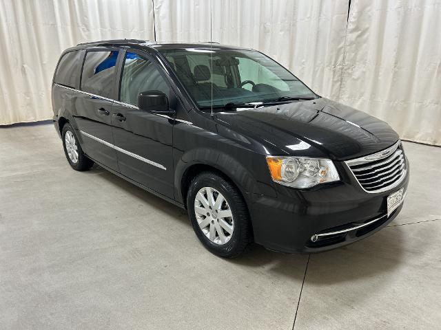 2015 Chrysler Town And Country - $9,277