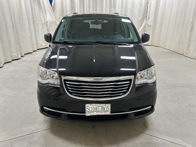 2015 Chrysler Town And Country - $9,277