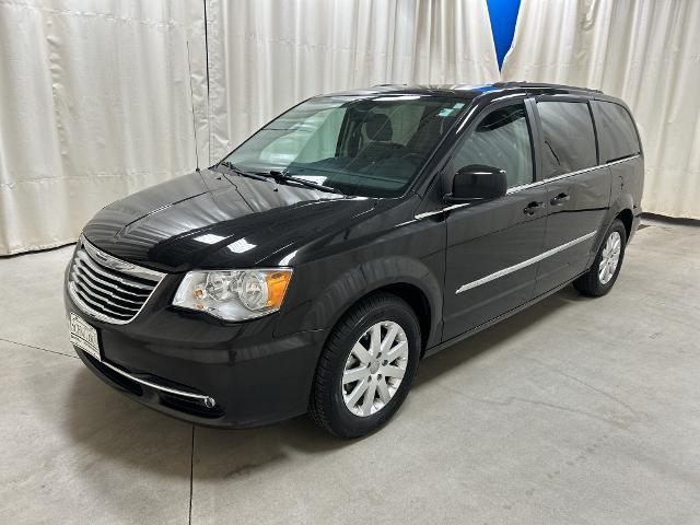 2015 Chrysler Town And Country - $9,277