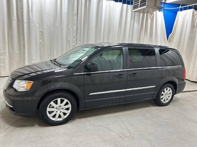 2015 Chrysler Town And Country - $9,277