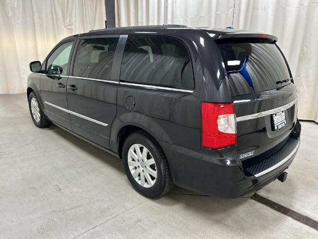 2015 Chrysler Town And Country - $9,277