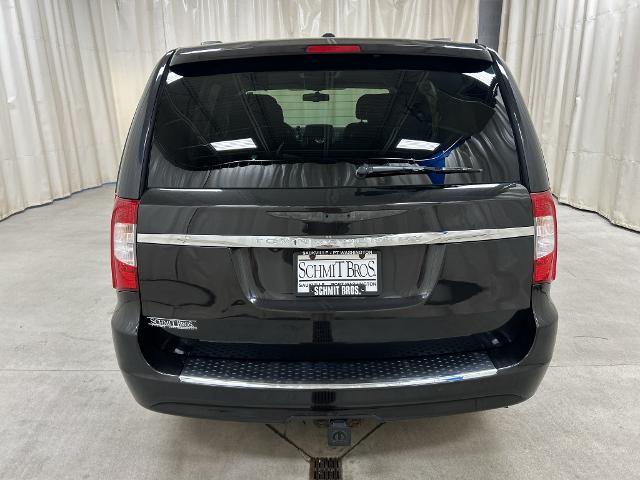 2015 Chrysler Town And Country - $9,277
