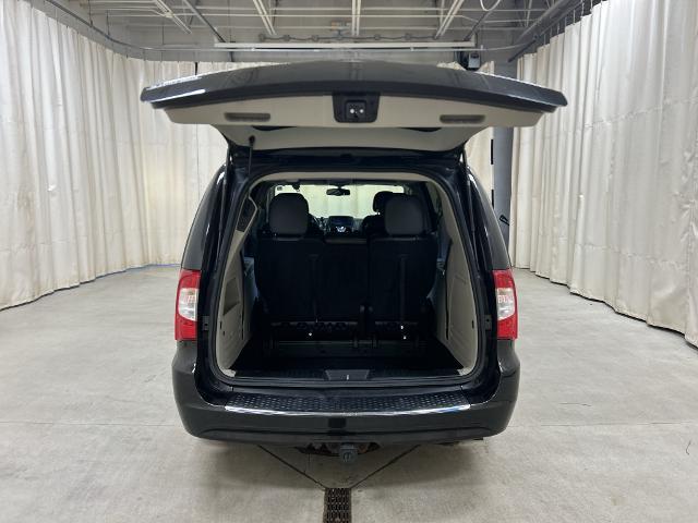 2015 Chrysler Town And Country - $9,277