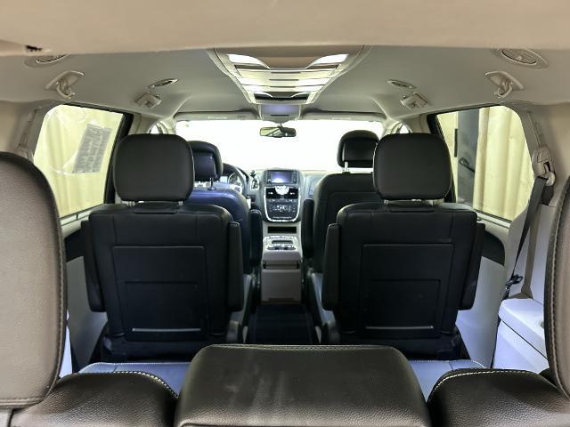 2015 Chrysler Town And Country - $9,277
