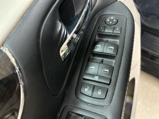 2015 Chrysler Town And Country - $9,277