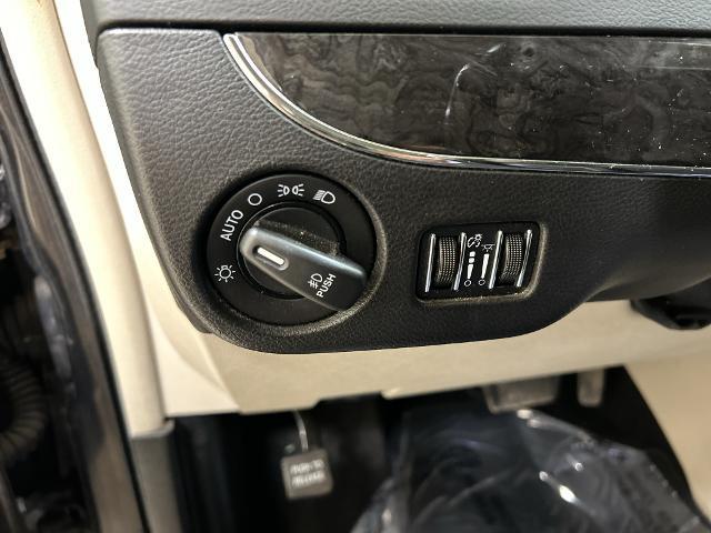 2015 Chrysler Town And Country - $9,277