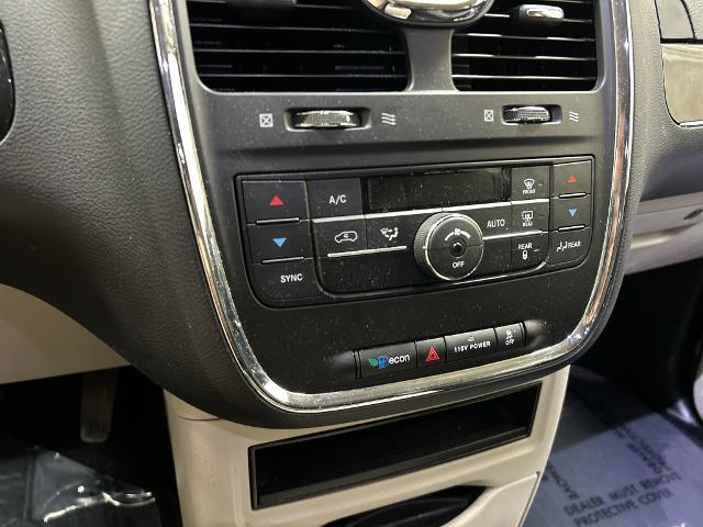 2015 Chrysler Town And Country - $9,277