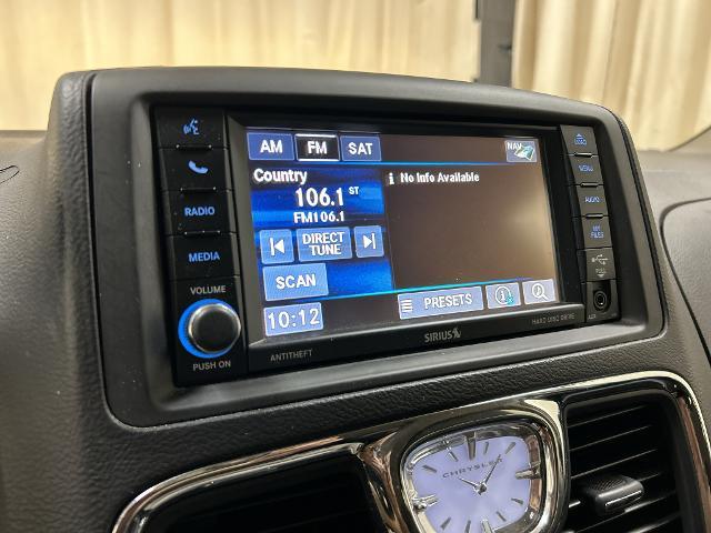 2015 Chrysler Town And Country - $9,277