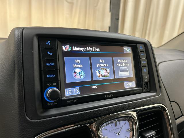 2015 Chrysler Town And Country - $9,277