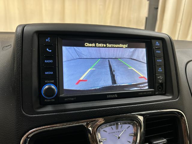 2015 Chrysler Town And Country - $9,277