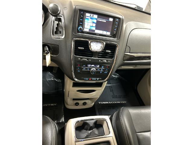 2015 Chrysler Town And Country - $9,277