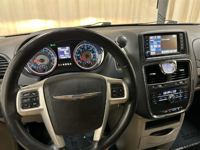 2015 Chrysler Town And Country - $9,277