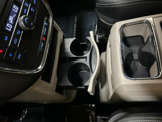 2015 Chrysler Town And Country - $9,277