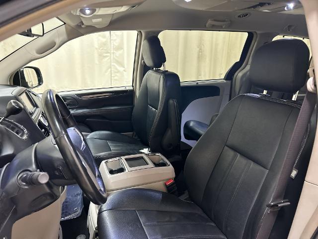 2015 Chrysler Town And Country - $9,277