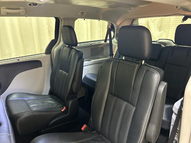 2015 Chrysler Town And Country - $9,277
