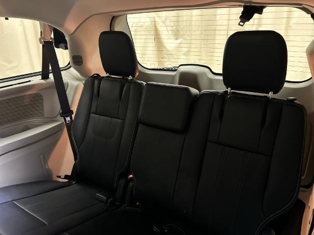 2015 Chrysler Town And Country - $9,277