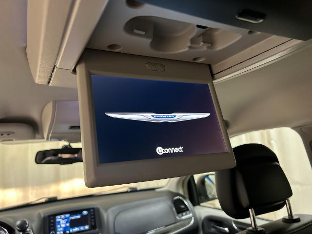 2015 Chrysler Town And Country - $9,277