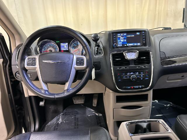 2015 Chrysler Town And Country - $9,277