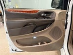 2016 Town and Country Thumbnail 22