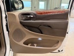 2016 Town and Country Thumbnail 35