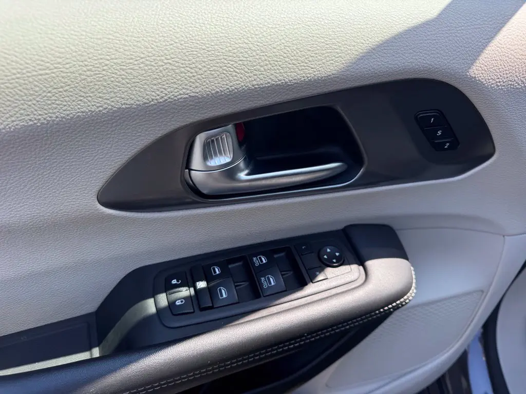 2023 Chrysler Pacifica - $19,703