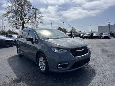 Photo of a 2025 Chrysler Pacifica Select 4DR Mini-Van for sale