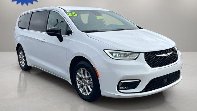Preowned 2025 Chrysler Pacifica Select for Sale