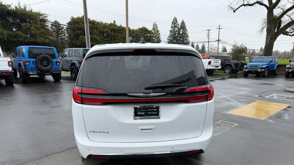 2025 Chrysler Pacifica Select