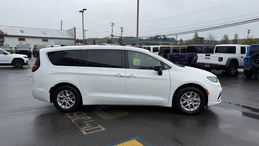2025 Chrysler Pacifica Select