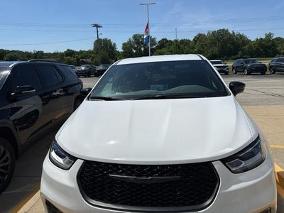 Photo of a 2026 Chrysler Pacifica Select 4DR Mini-Van for sale