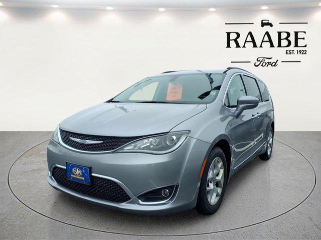 2017 Chrysler Pacifica Touring-L — photo 1 of 24