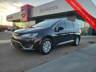 2019 Chrysler Pacifica with Dark Cordovan Pearlcoat Exterior