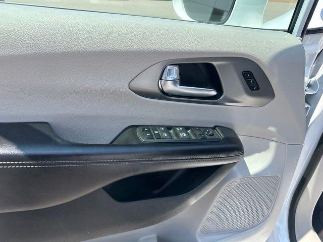 2022 Chrysler Pacifica - $15,500