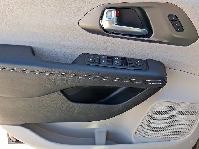 2023 Chrysler Pacifica - $19,500
