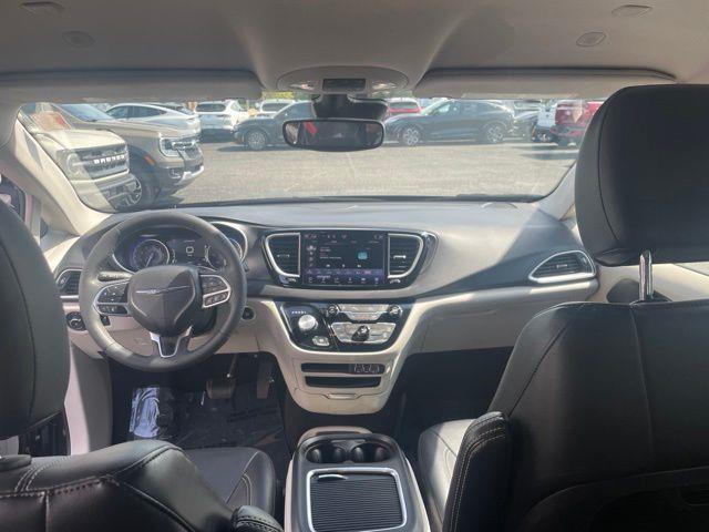 2024 Chrysler Pacifica Touring L — photo 1 of 12
