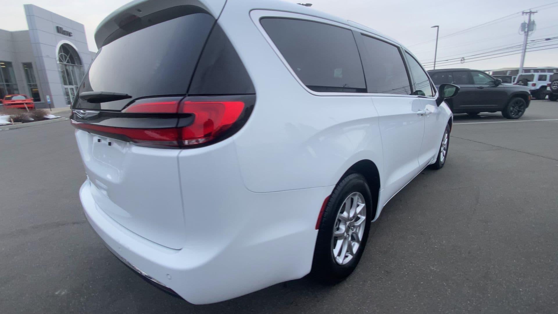 2024 Chrysler Pacifica Touring L