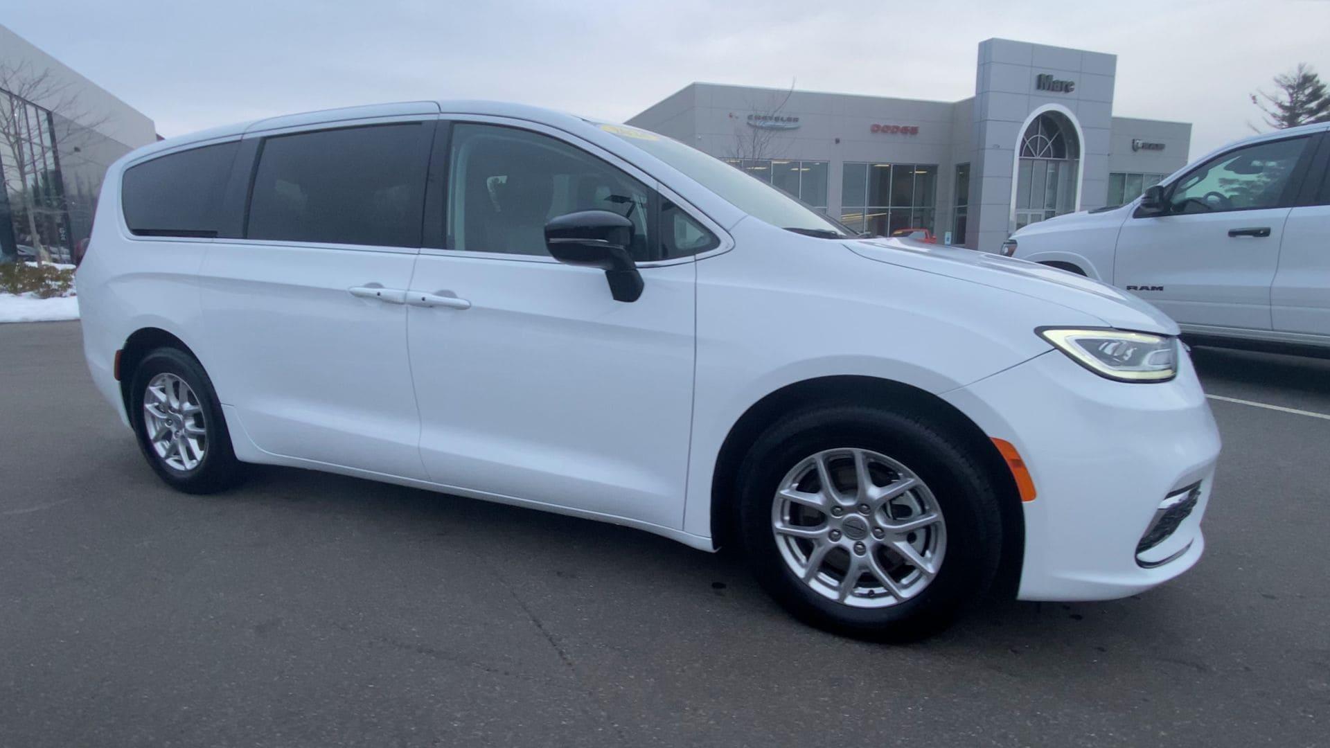 2024 Chrysler Pacifica Touring L