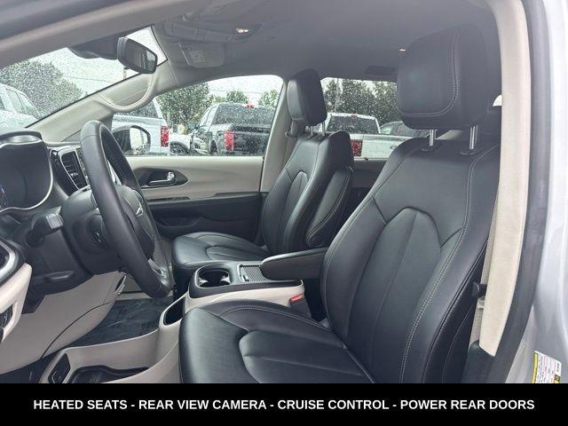 2024 Chrysler Pacifica Touring L — photo 1 of 12