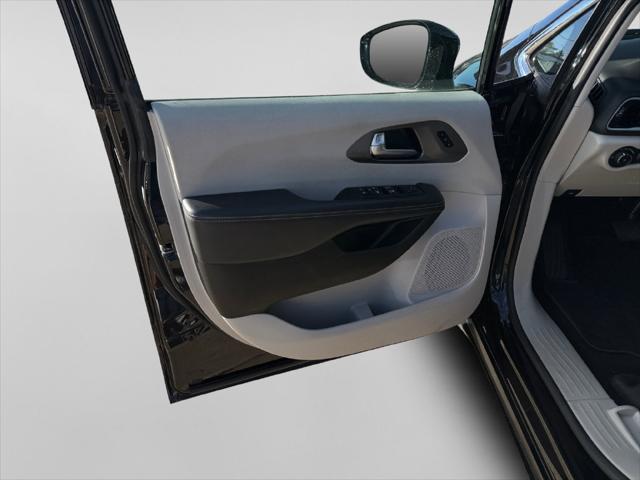 2024 Chrysler Pacifica - $24,077