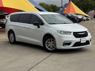 Photo of a 2025 Chrysler Pacifica Select 4DR Mini-Van for sale