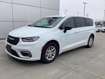Photo of a 2025 Chrysler Pacifica Select 4DR Mini-Van for sale