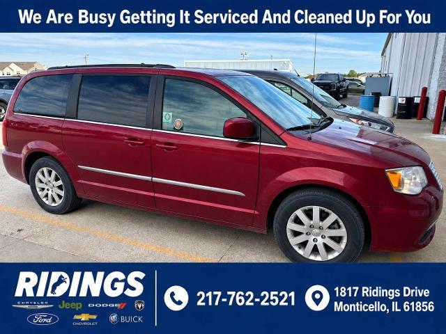 2015 Chrysler Town And Country - $11,990