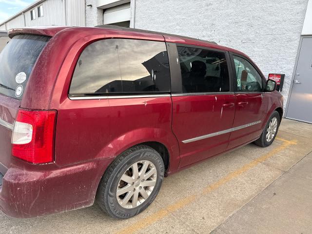 2015 Chrysler Town And Country - $11,990