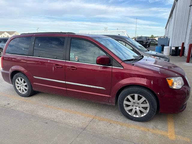 2015 Chrysler Town And Country - $11,990