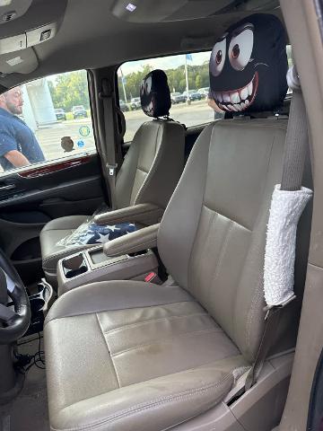 2015 Chrysler Town And Country - $11,990