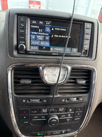 2015 Chrysler Town And Country - $11,990