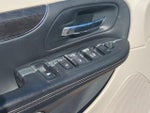 2016 Town and Country Thumbnail 16