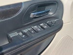 2016 Town and Country Thumbnail 16