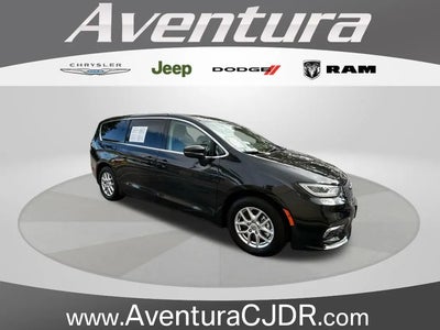 Photo of a 2023 Chrysler Pacifica Touring L 4DR Mini-Van for sale