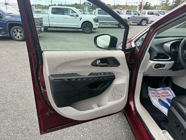 2023 Chrysler Pacifica - $24,495